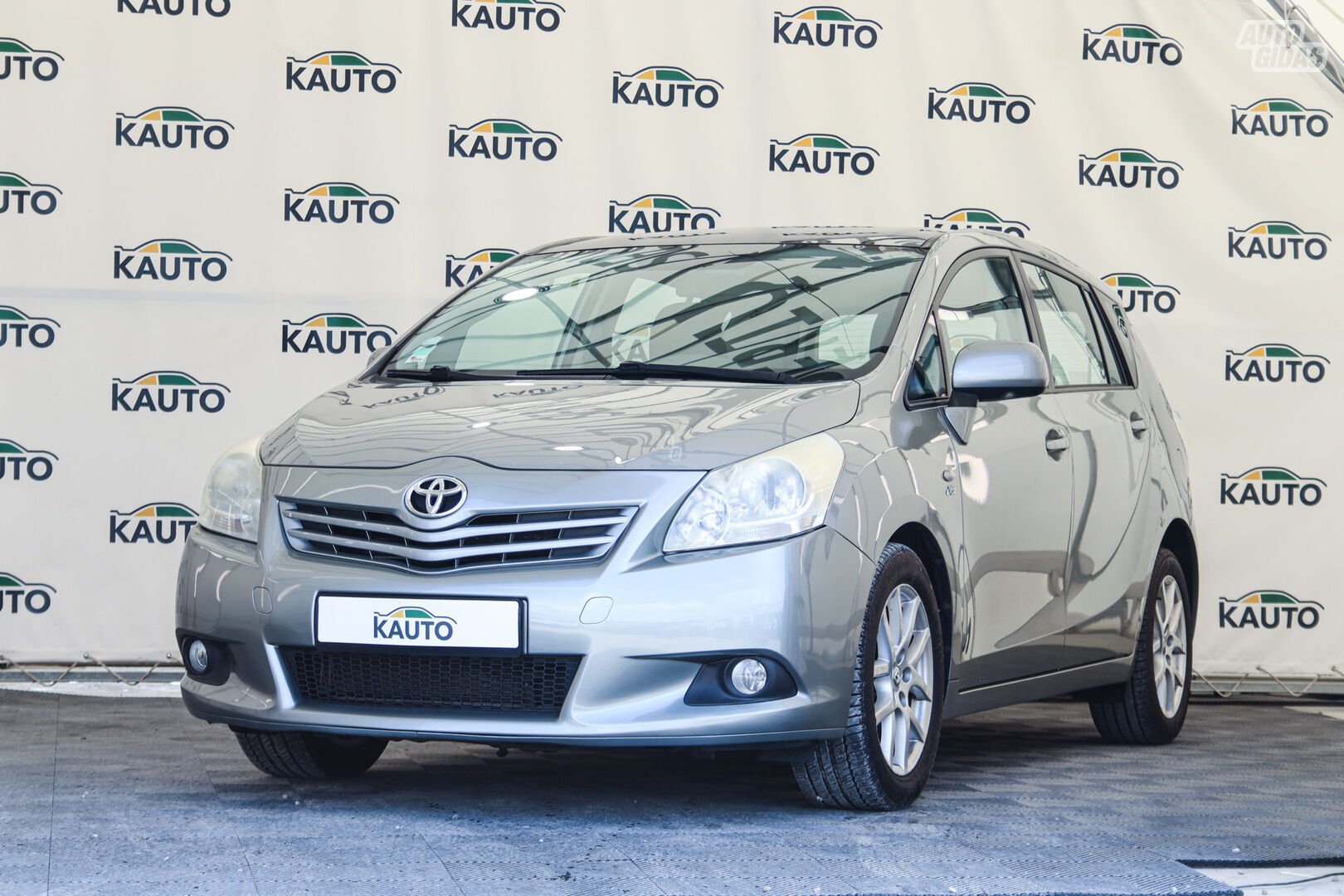 Toyota Verso 2011 г Минивэн