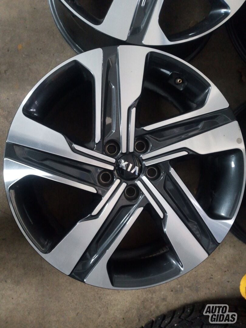 KIA light alloy R19 rims