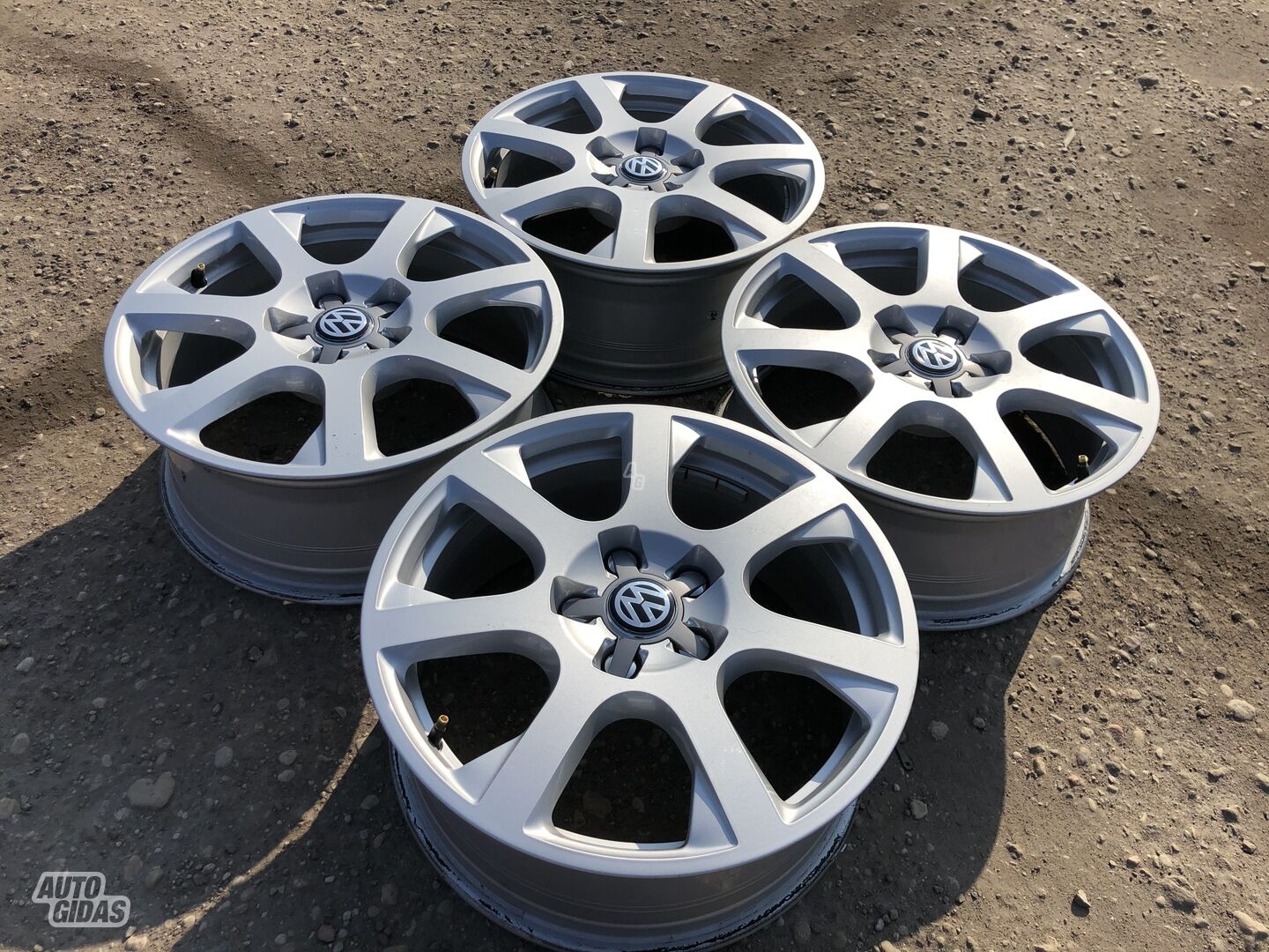 Volkswagen Siunciam, 7J ET37 light alloy R17 rims