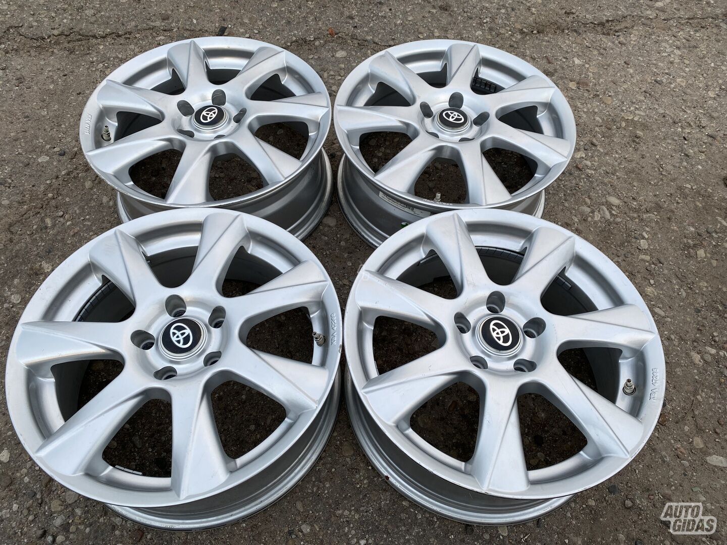 Toyota Siunciam, 7J ET38 light alloy R17 rims