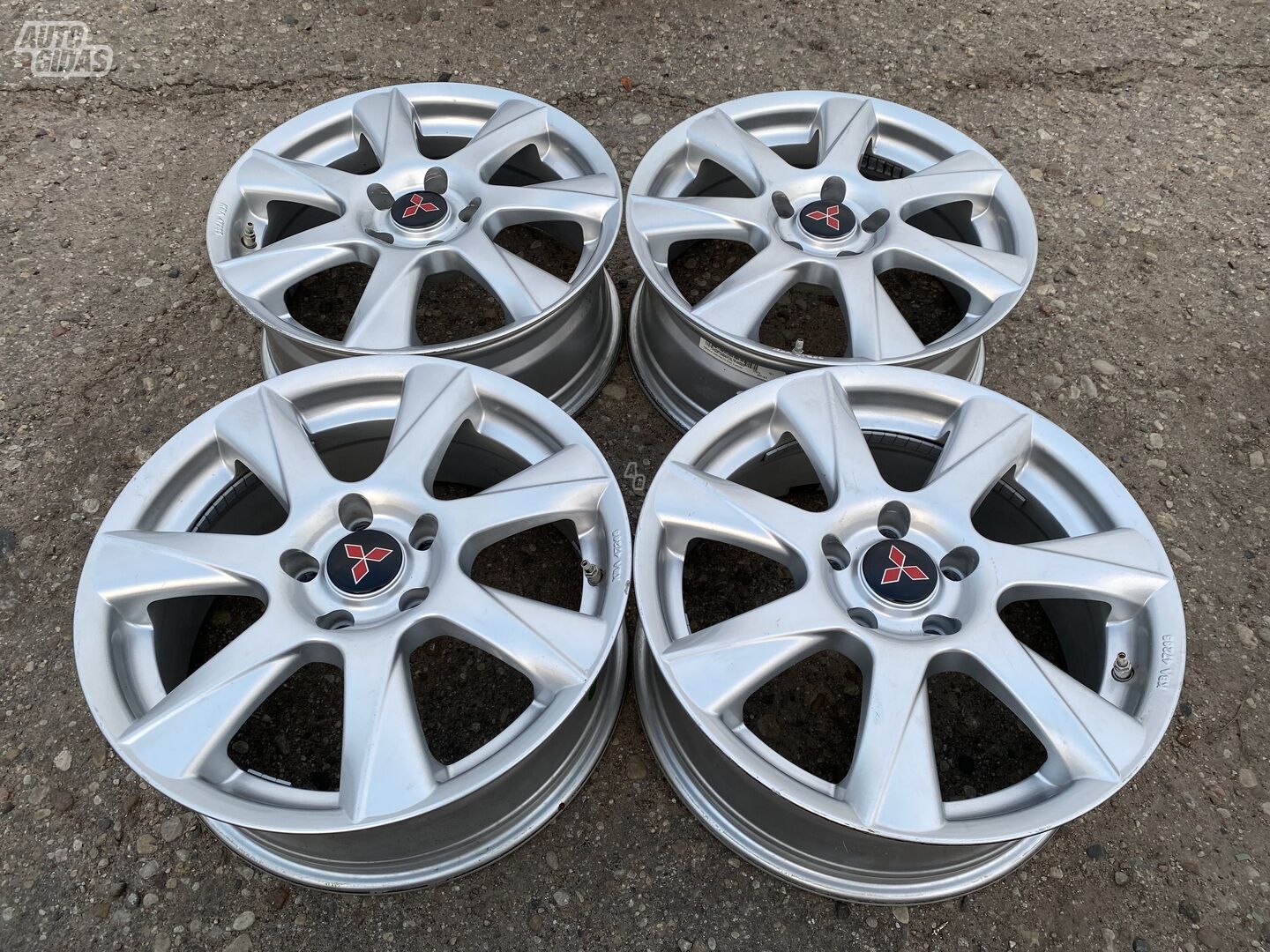 Mitsubishi Siunciam, 7J ET38 light alloy R17 rims