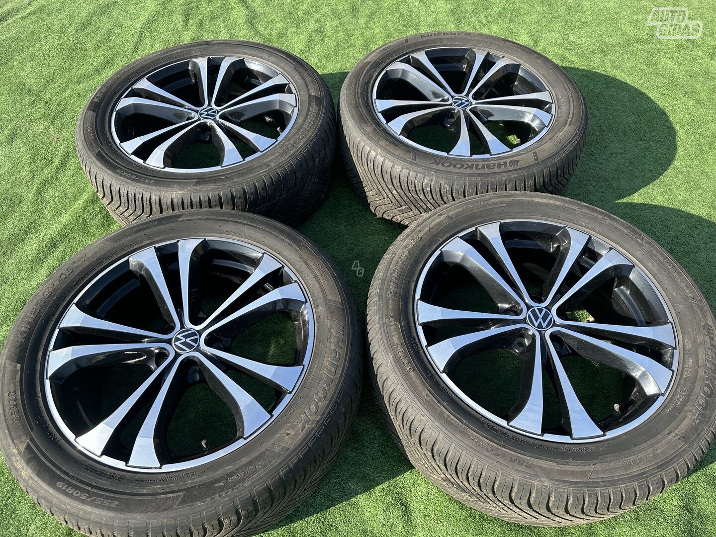 Volkswagen Siunciam, 8J ET45 light alloy R19 rims