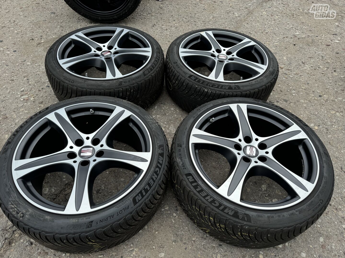 Seat Siunciam, 9J ET30 light alloy R19 rims