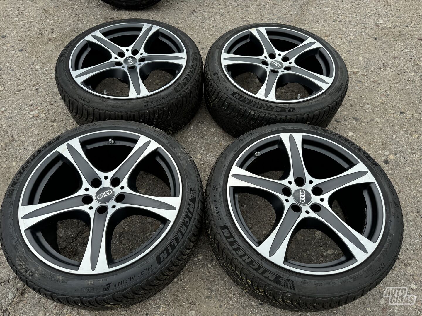 Audi Siunciam, 9J ET30 light alloy R19 rims