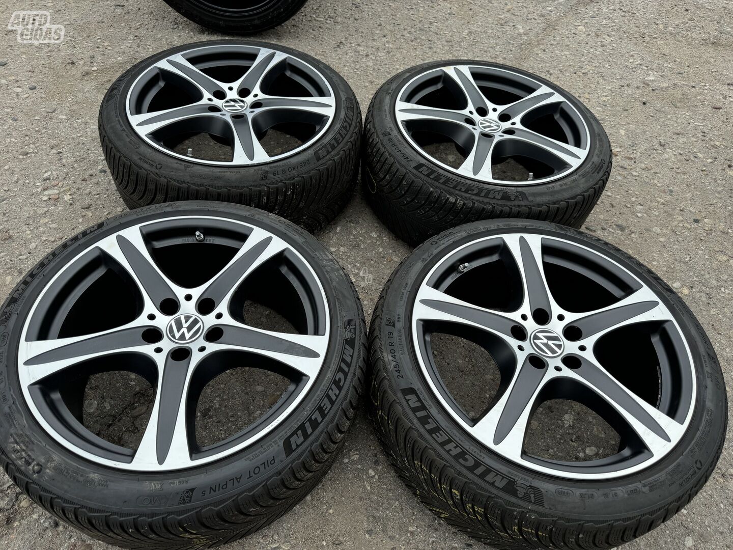 Volkswagen Siunciam, 9J ET30 light alloy R19 rims