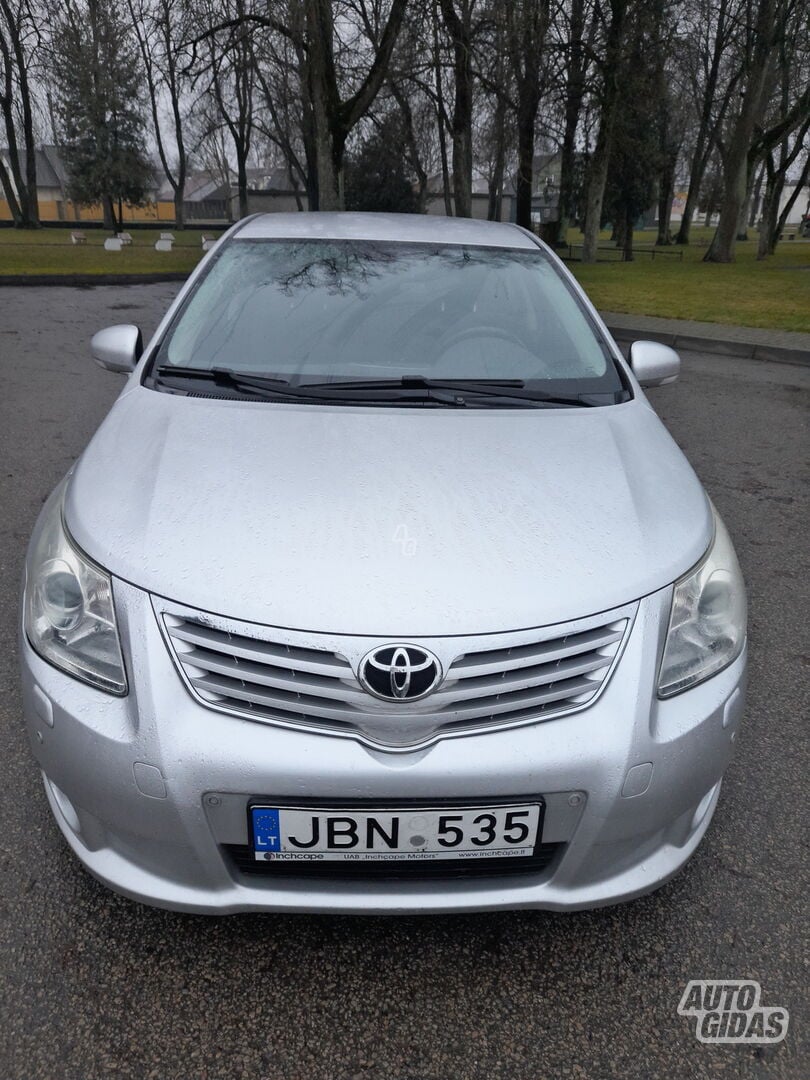 Toyota Avensis 2012 y Sedan