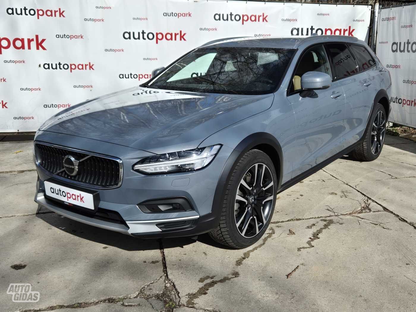 Volvo V90 Cross Country B6 AWD 2023 г