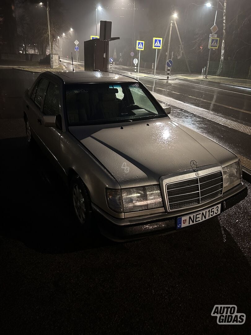 Mercedes-Benz W124 1993 y Sedan