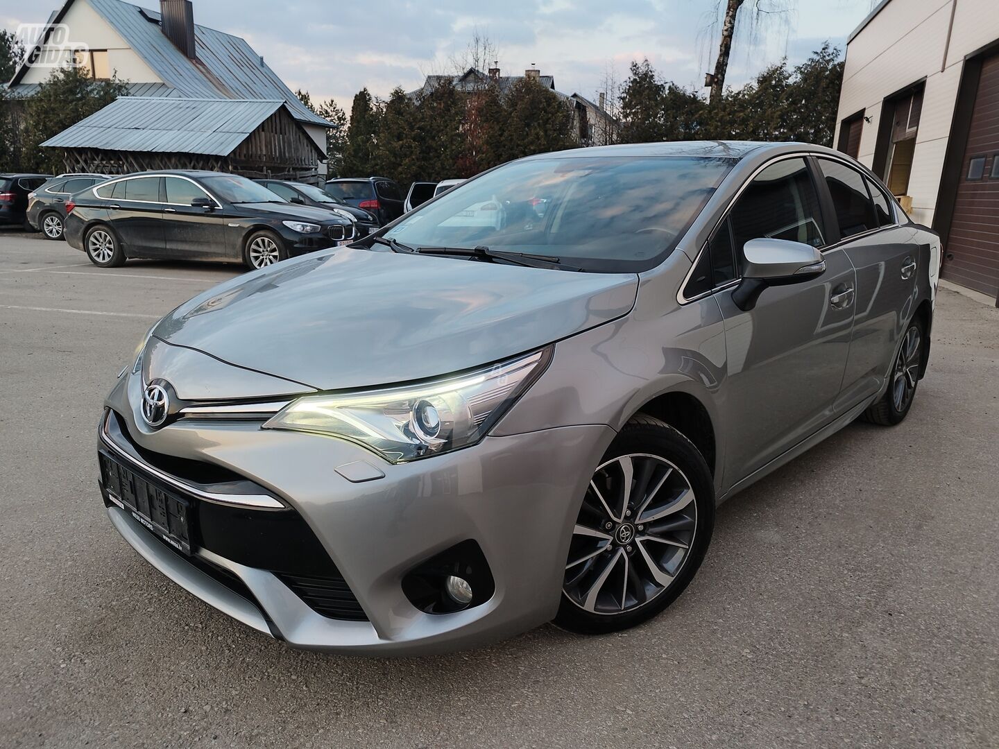 Toyota Avensis 2016 y Sedan